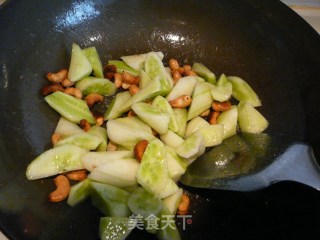 Stir-fried Cucumber with Cashew Nuts recipe