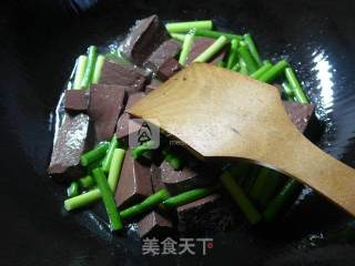 Stir-fried Goose Blood with Garlic Stalks recipe