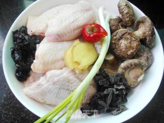 Steamed Chicken Wings with Mushrooms and Fungus recipe