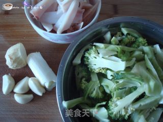 Stir-fried Chicken with Broccoli and Crispy Bone recipe