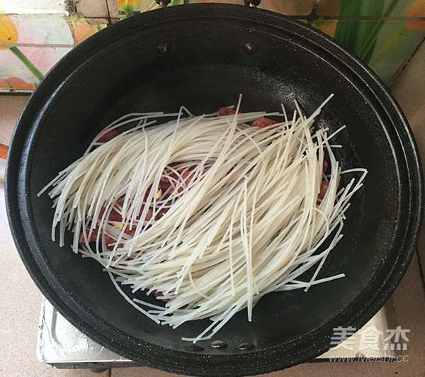 Cantonese Sausage Stir-fried Rice Noodles recipe