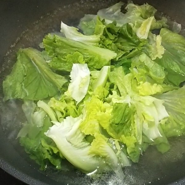 Lettuce and Seaweed Pork Soup recipe