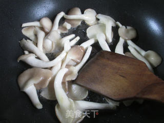 Stir-fried Tomato with Xiuzhen Mushroom recipe