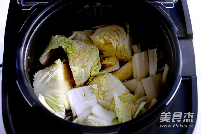 Stewed Cabbage and Lotus Root Noodles in Broth recipe