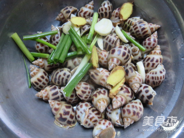 Baked Snails with Ginger, Onion and Garlic recipe