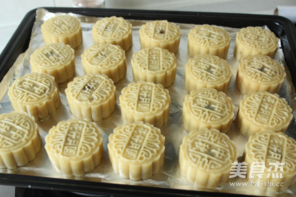 Mooncake with Lotus Seed Paste and Egg Yolk recipe