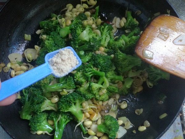 Stir-fried Broccoli with Soybean Sprouts, Refreshing and Not Greasy, Clear Fat and Lose Weight recipe