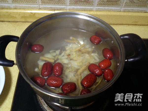 Codonopsis, Lily and Red Date Chicken Soup recipe