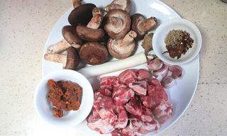 Autumn Spicy Fragrant Spicy Pork Ribs with Mushrooms recipe