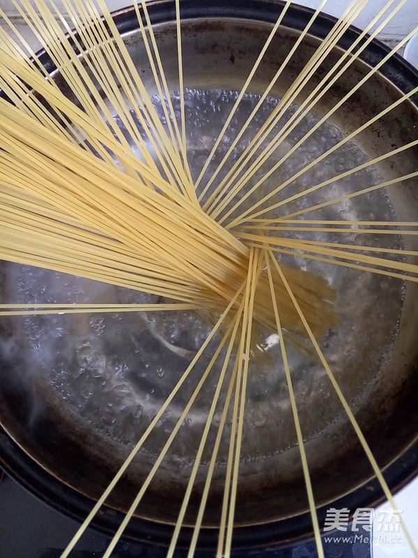 Stir-fried Spaghetti with Beef and Black Pepper recipe