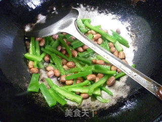 Fried Pork Ears with Peanuts and Light Pepper recipe