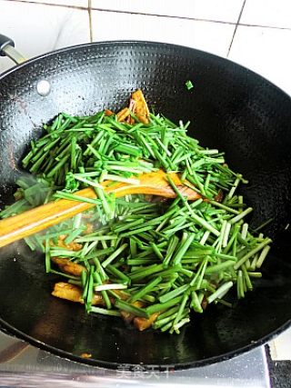 Stir-fried Bean Curd with Spicy Leek recipe