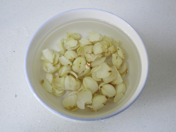 Lotus Seed, Red Date and Lily Soup recipe