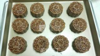 Cocoa Lotus Paste Egg Yolk Moon Cake (50g Mold) recipe