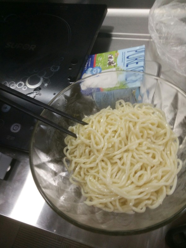 Fried Noodles with Egg and Shredded Chicken recipe