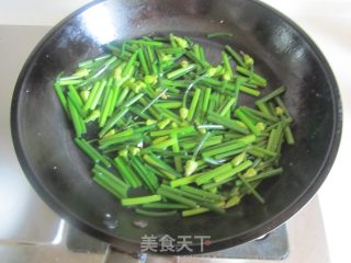 Stir-fried Chinese Chives with Salted Egg White recipe