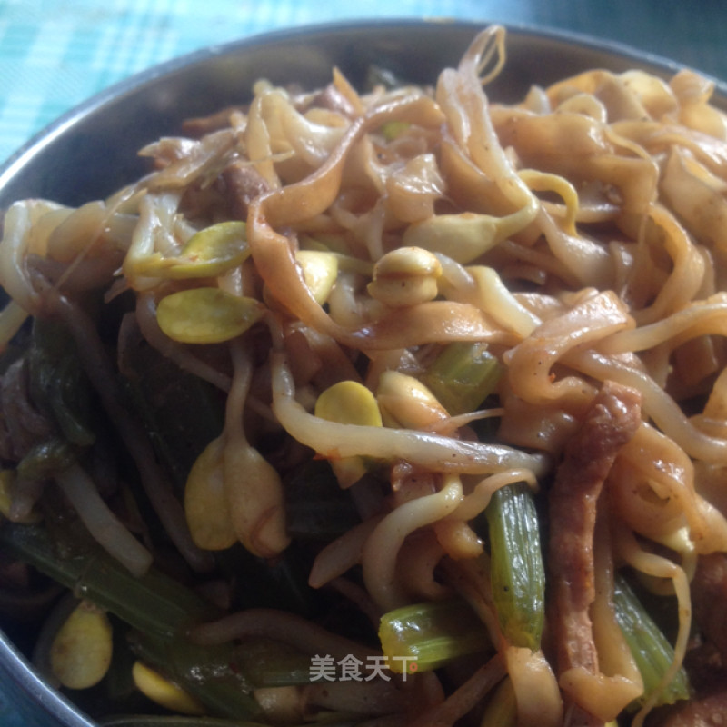 Braised Noodles with Celery and Pork recipe