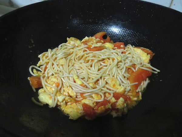 Stir-fried Noodles with Tomatoes and Eggs recipe