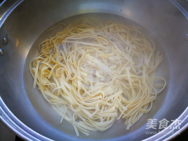 Stir-fried Shredded Pork with Celery and Bean Skin recipe