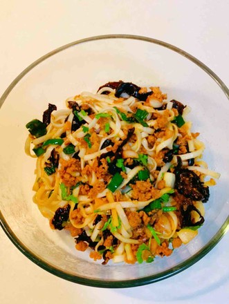 Fried Noodles with Minced Meat and Fungus