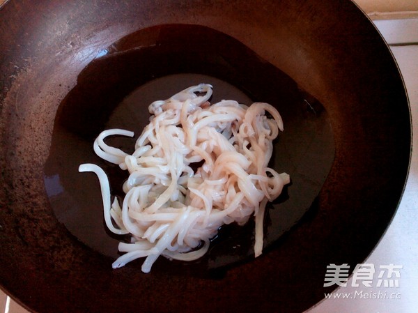 Squid Shredded Silver Bud in Hot Pot recipe