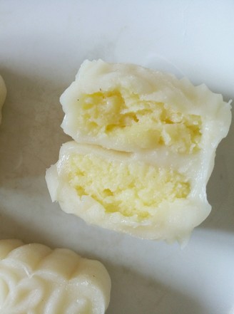 Snowy Mooncakes with Custard Filling
