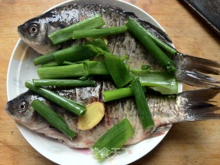 Crispy Crucian Carp with Green Onion recipe