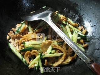 Stir-fried Cucumber with Pork Belly and Gluten recipe