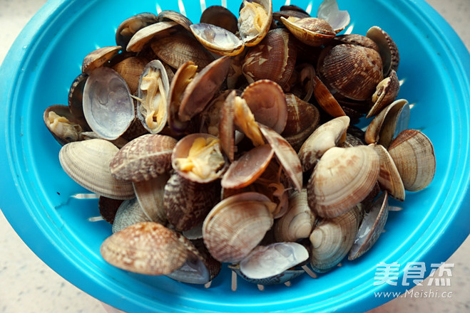 Black Pepper Popped Clams recipe