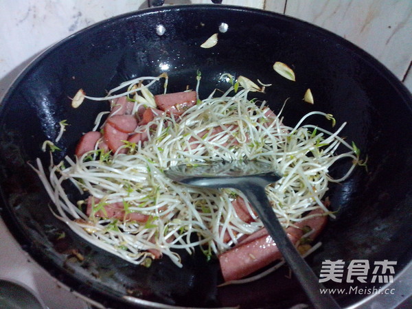 Stir-fried Meat Sausage with Bean Sprouts recipe