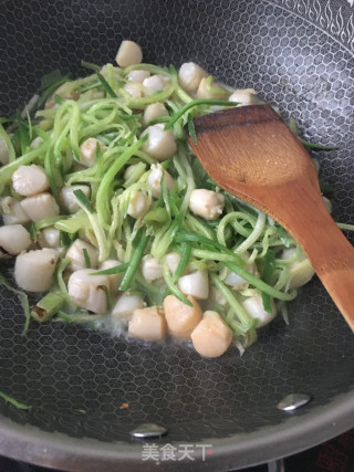 Fried Scallops with Green Radish recipe