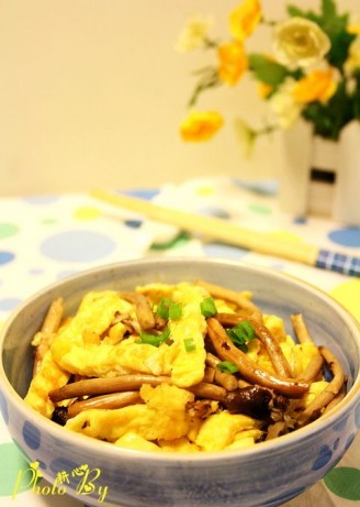 Fried Duck Eggs with Tea Tree Mushroom recipe