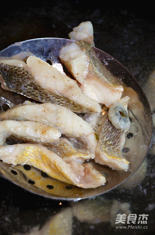 Yellow Croaker Simmered Noodles recipe