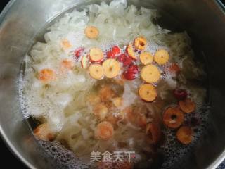 Longan, Red Date and White Fungus Soup recipe