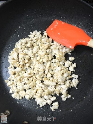 Griddle with Minced Pork and White Radish Leaves recipe