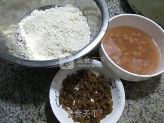 Glutinous Rice Dumplings with Peanuts and Raisins recipe