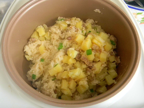Braised Rice with Potatoes and Pork recipe