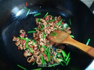 Stir-fried Pork Intestine with Chives recipe