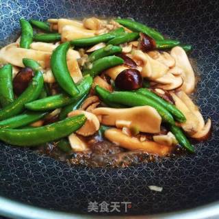 Stir-fried Matsutake with Sweet Beans recipe