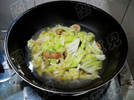 Braised Cabbage with Meatballs in Pot recipe