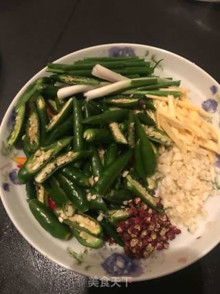 Stir-fried Tea Tree Mushroom with Hot Pepper recipe