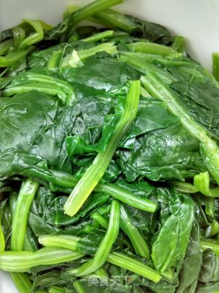 Freshly Prepared Cold Dish at Noon: Spinach in Ginger Sauce; Refreshing Vegetable Dish: Stir-fried Shrimp Skin with Winter Melon recipe