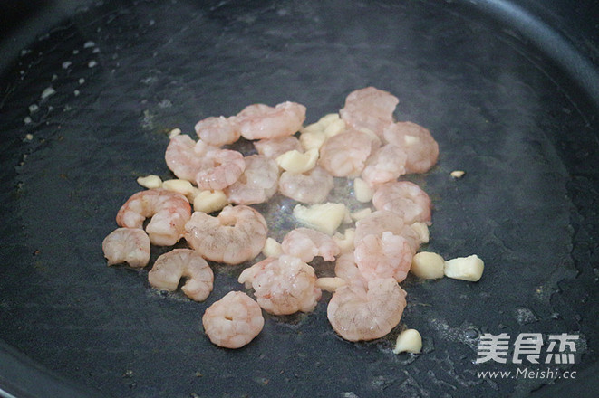 Fried Shrimp with Lettuce recipe