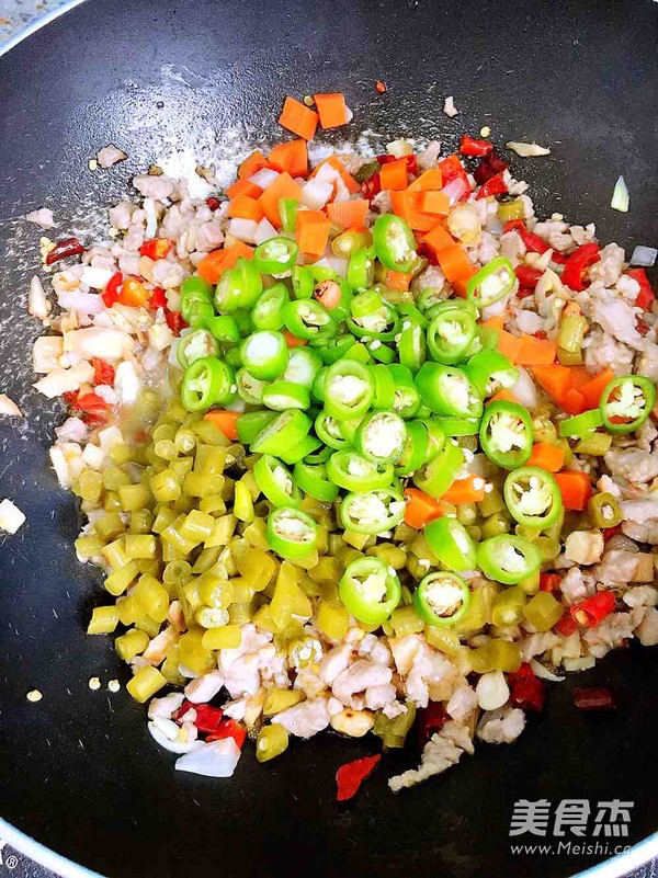 Stir-fried Minced Pork with Soaked Cowpeas recipe