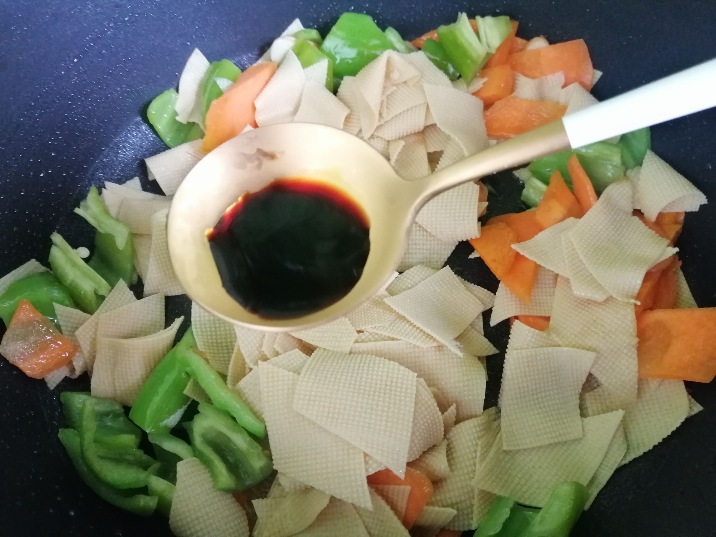 Stir-fried Tofu Skin with Carrot and Pepper recipe