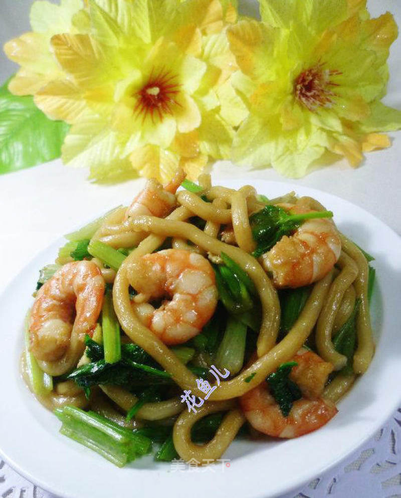 Fried Udon Noodles with Shrimp and Parsley recipe