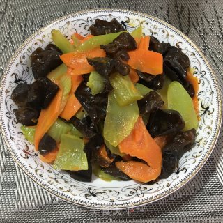 Stir-fried Carrots with Lettuce and Fungus recipe