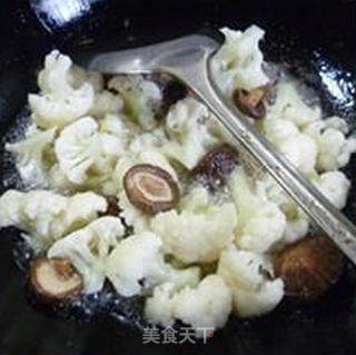 Stir-fried Cauliflower with Money Mushroom recipe