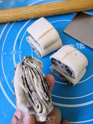 Black Sesame Flower Roll recipe