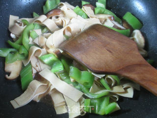 Stir-fried Thousands of Mushrooms and Green Peppers recipe